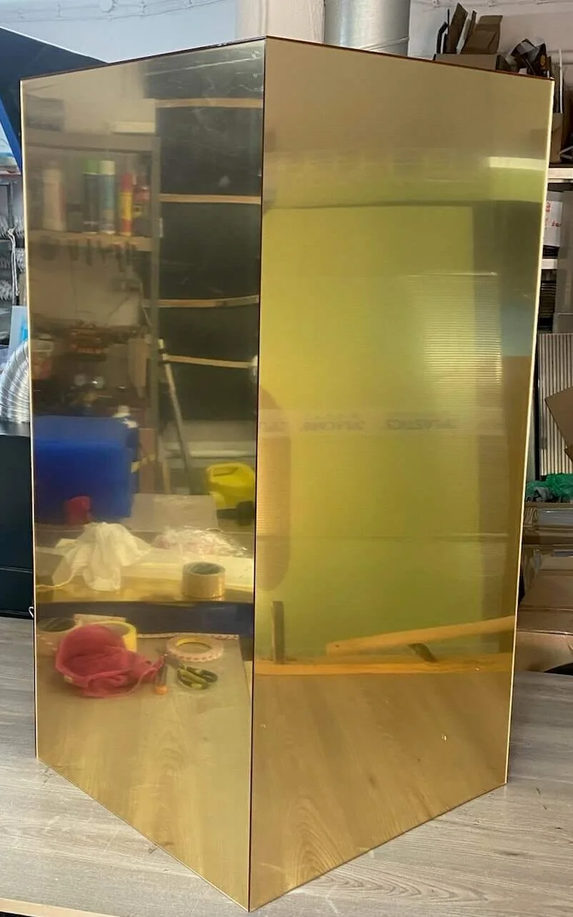 wyroby z plexi na wymiar, kubik złoty z plexi