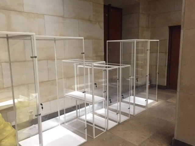 wyroby z plexi na wymiar, gabloty z plexi