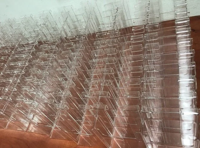 wyroby z plexi na wymiar, podajnik z pleksi na ulotki