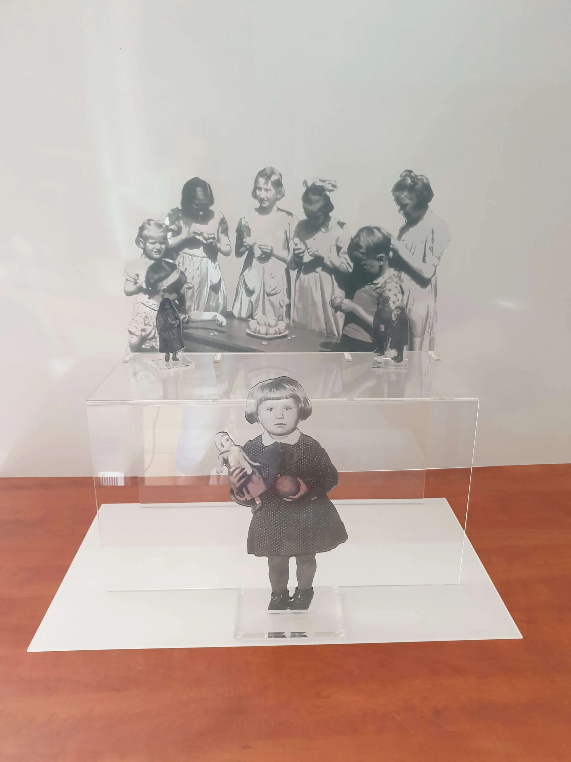 wyroby z plexi na wymiar, ekspozytor muzealny z plexiglasu