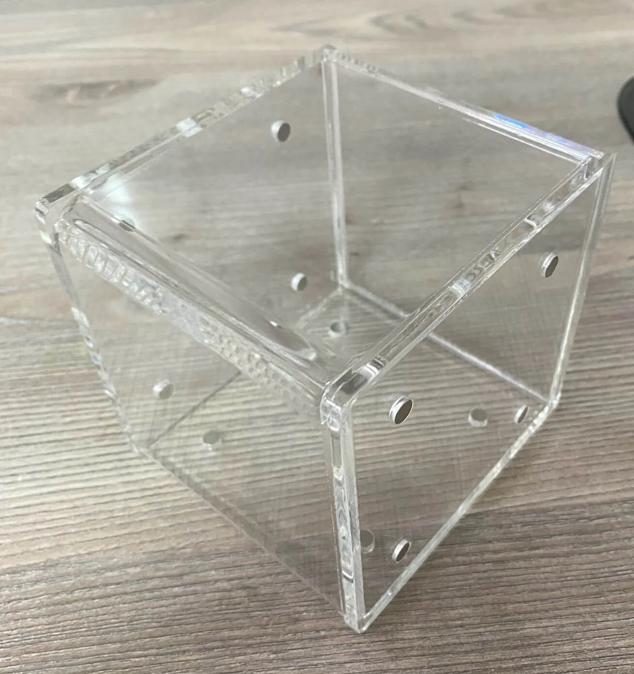 klejone pudełko z magnesami