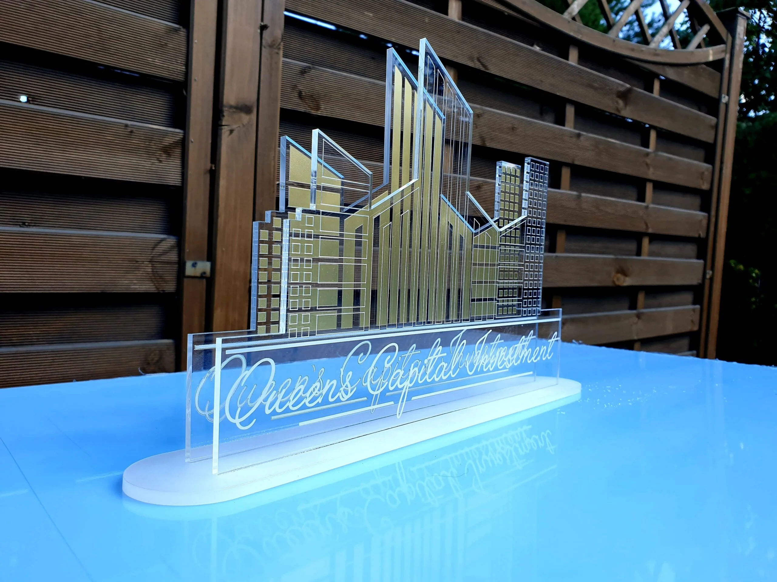 statuetka z plexi oraz grawerem laserowym