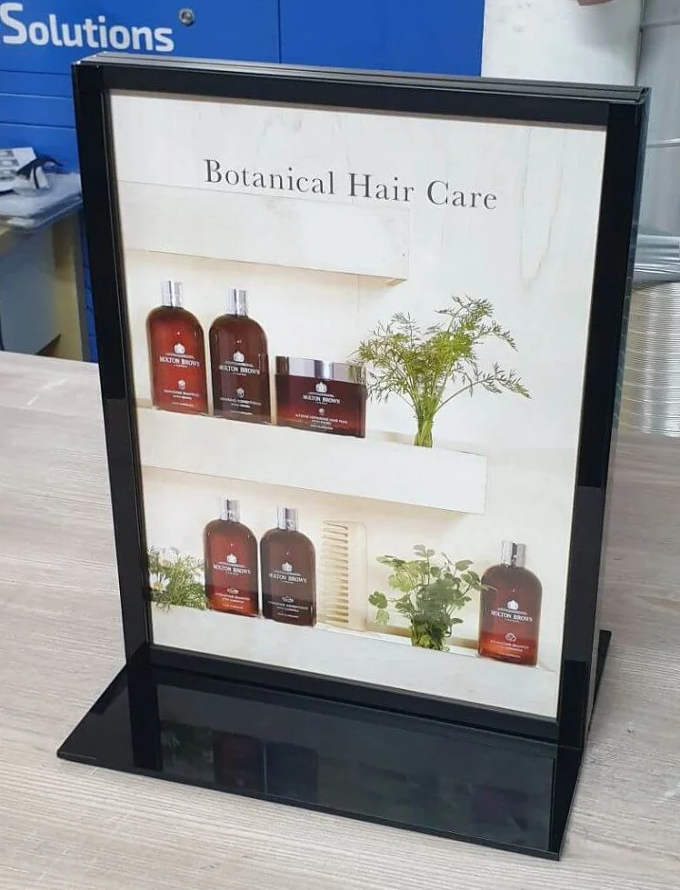 wyroby z plexi na wymiar, ekspozytor czarny z plexi