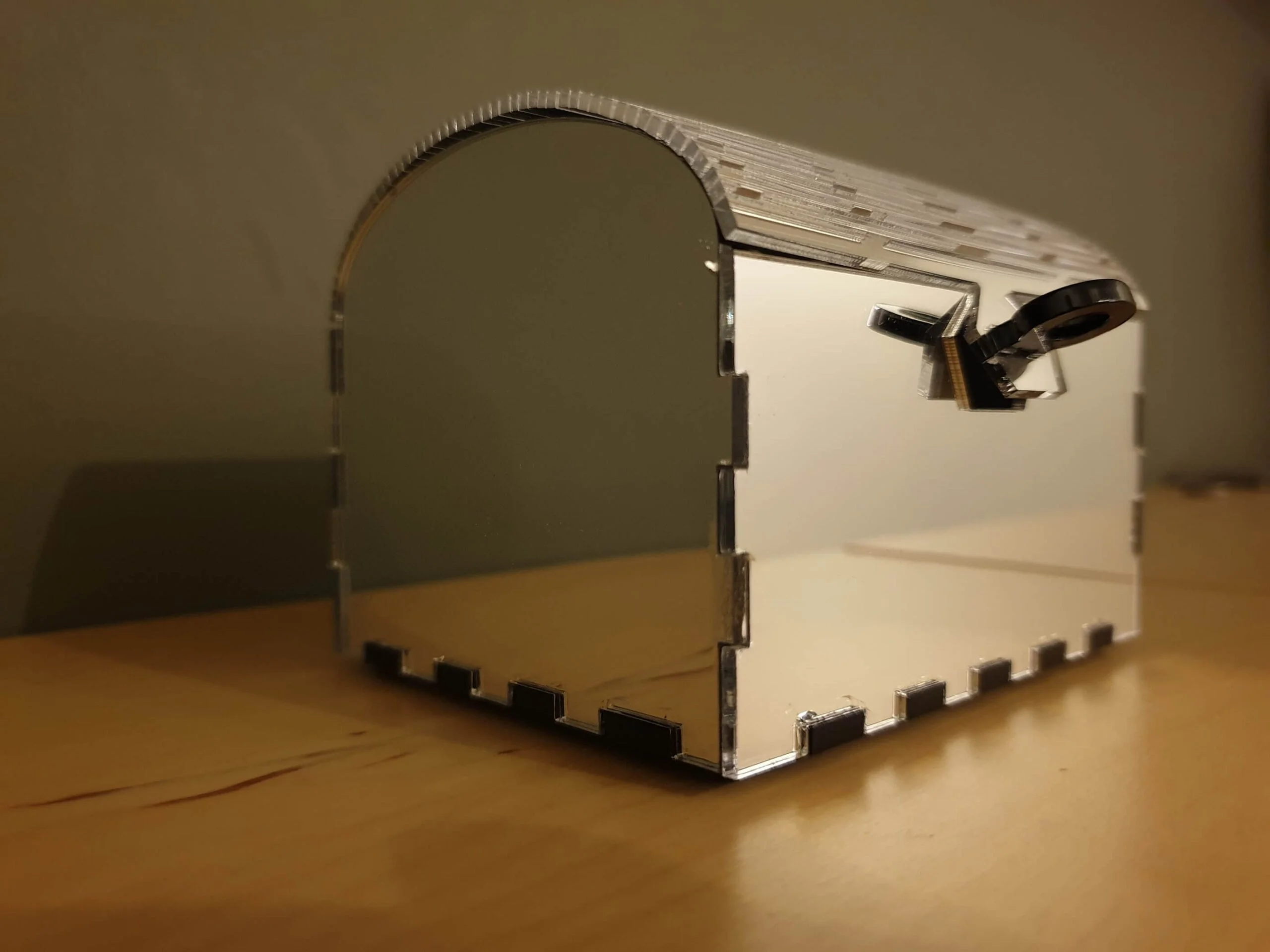 szkatułka z pleksi lustrzanej srebrnej, wyroby z plexi na wymiar