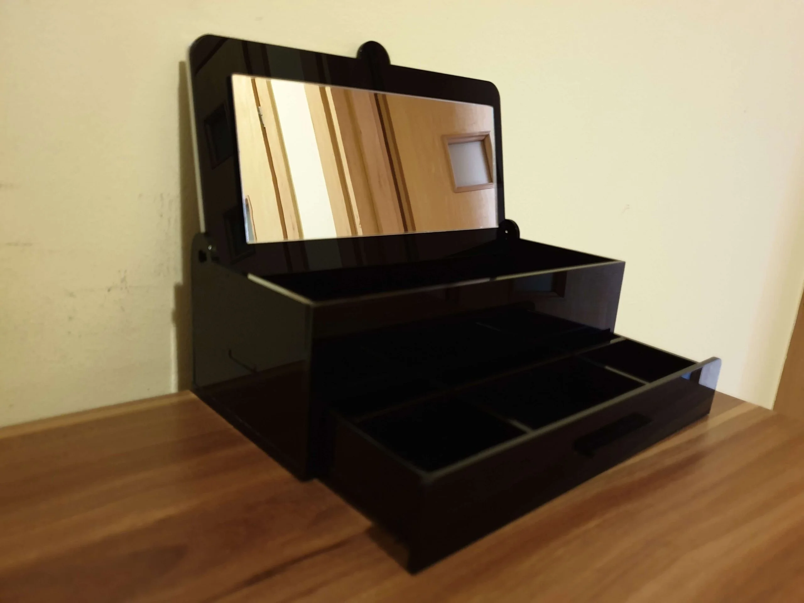 szkatułka z plexi czarnej z lustrem